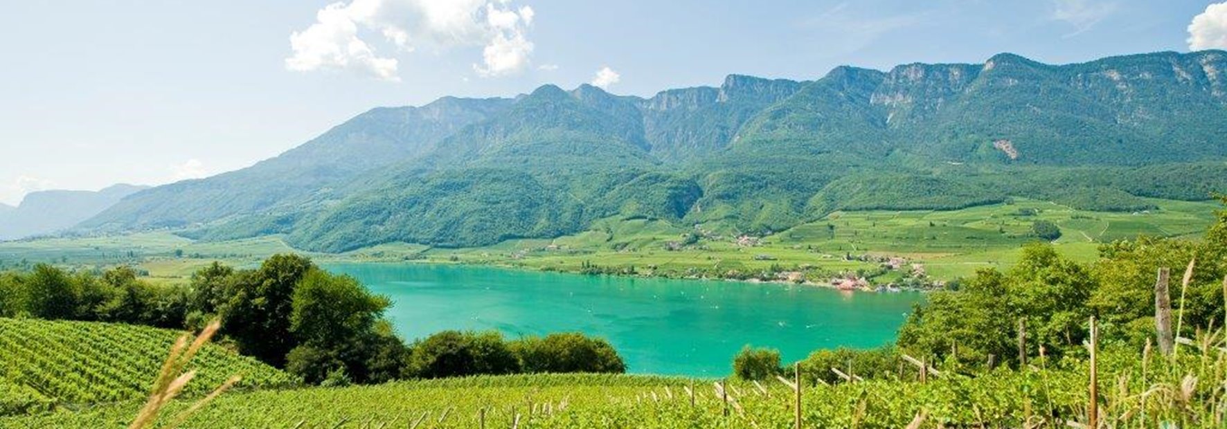 Tra incantevoli laghi e verdi montagne